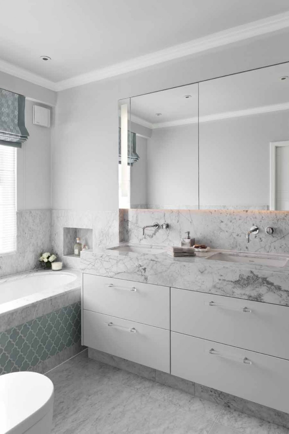 Notting Hill Mid-Century Townhouse | Master Bathroom, Bath and Vanity Detail | Interior Designers